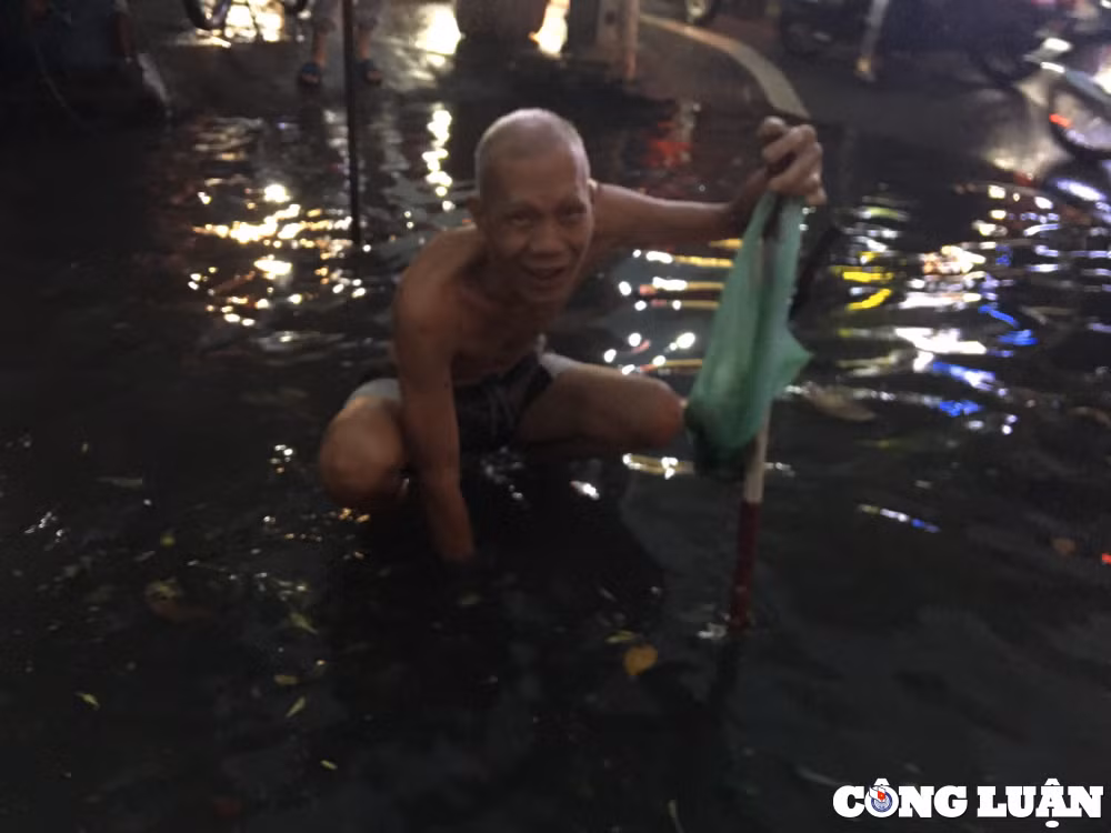 duong o tp thu duc menh mong nuoc sau con mua lon nguoi dan tu tay moi rac tai cong thoat nuoc hinh 15