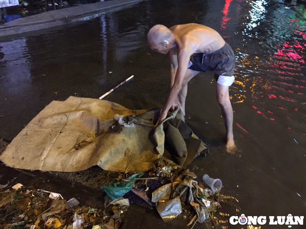 duong o tp thu duc menh mong nuoc sau con mua lon nguoi dan tu tay moi rac tai cong thoat nuoc hinh 12
