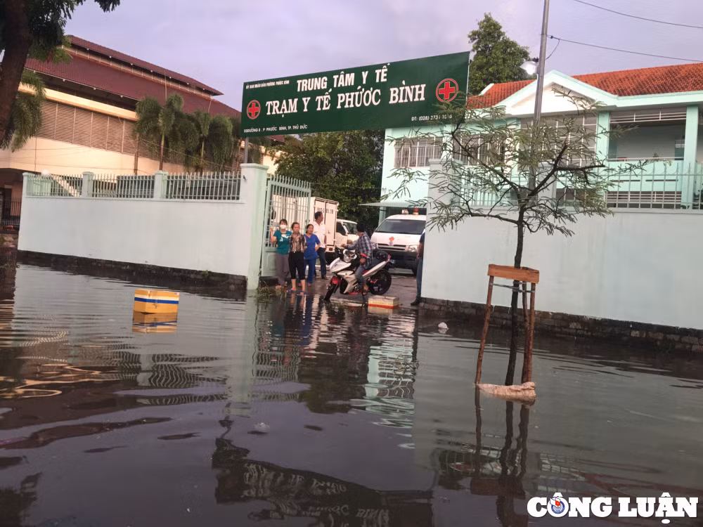 duong o tp thu duc menh mong nuoc sau con mua lon nguoi dan tu tay moi rac tai cong thoat nuoc hinh 5