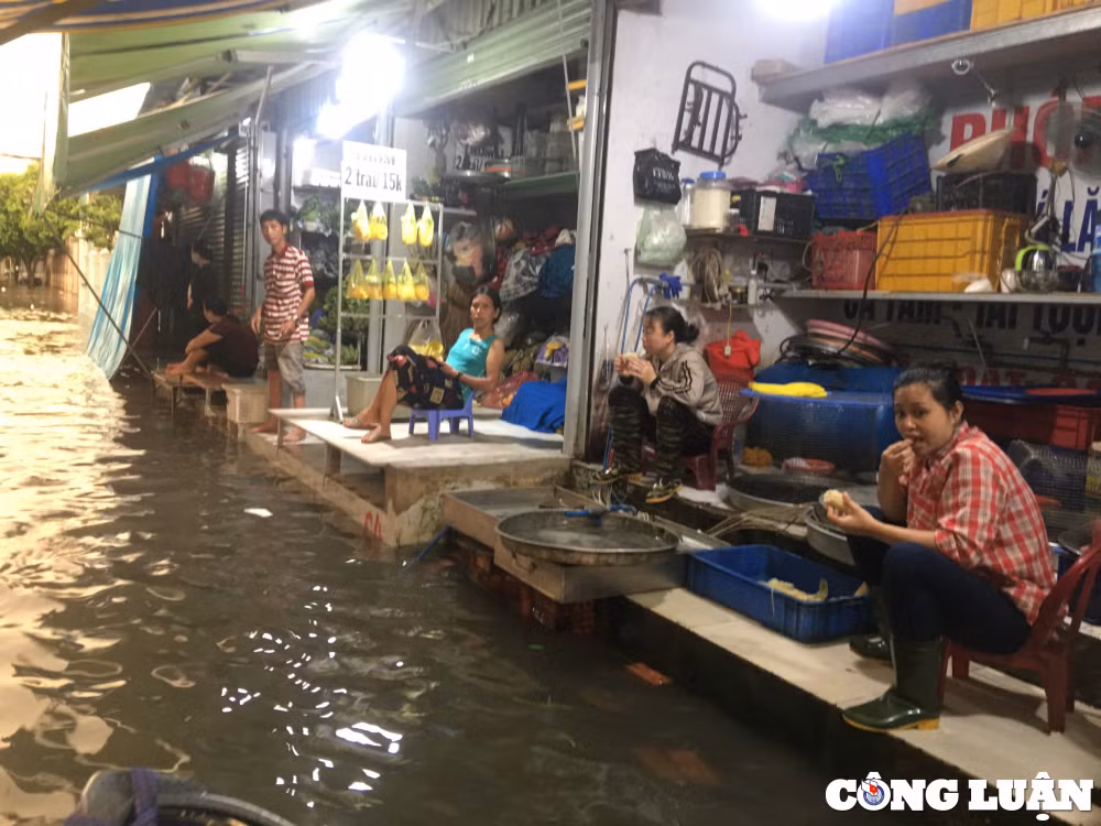 duong o tp thu duc menh mong nuoc sau con mua lon nguoi dan tu tay moi rac tai cong thoat nuoc hinh 8