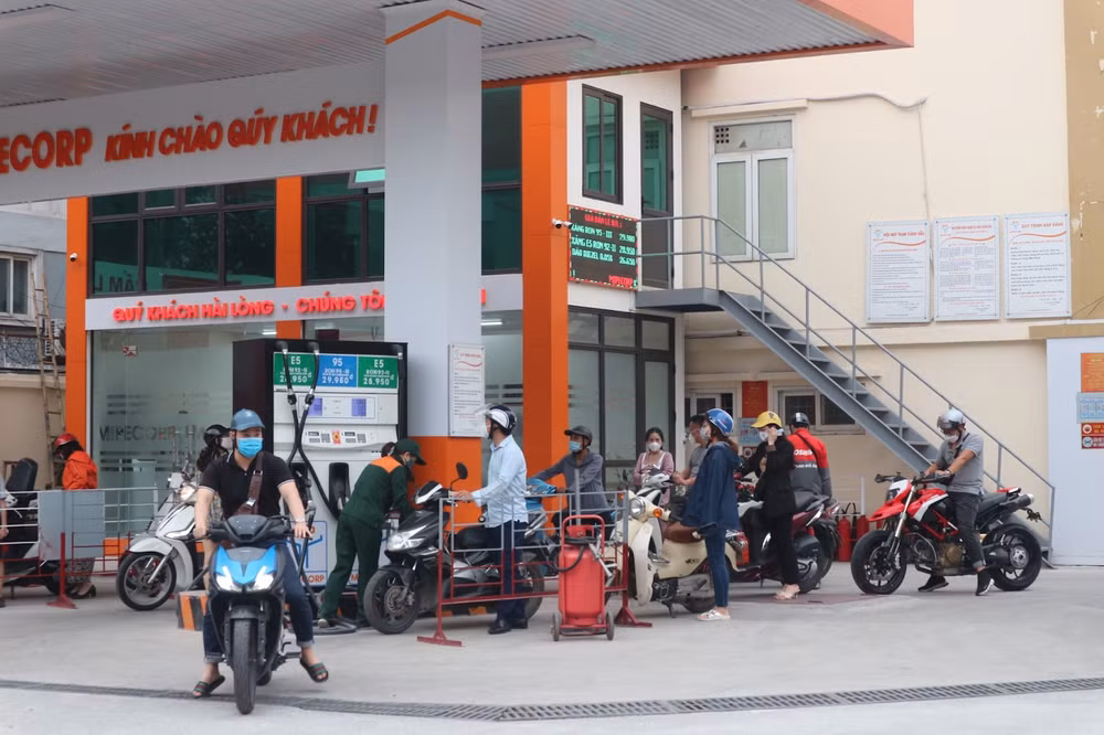 ap luc gia xang de nang nguoi dan chat vat chi tieu hinh 2