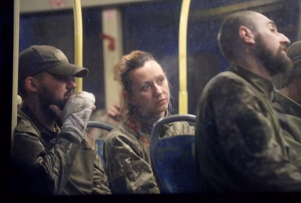 nga cho biet them gan 700 linh ukraine ra dau hang o mariupol hinh 3