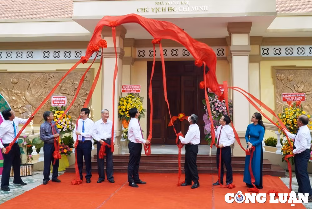 dong thap khanh thanh nha trung bay chu tich ho chi minh voi cach mang viet nam hinh 1