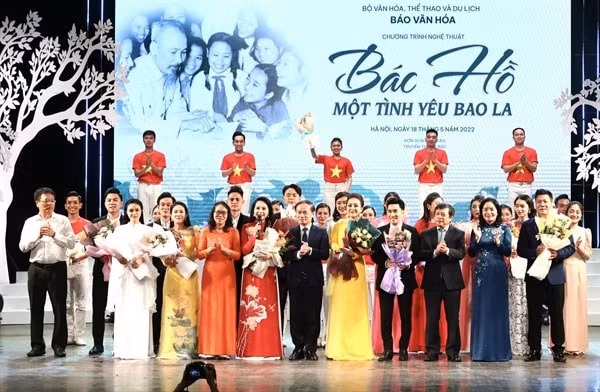 chuong trinh nghe thuat bac ho mot tinh yeu bao la mang lai cam xuc trao dang manh liet hinh 1