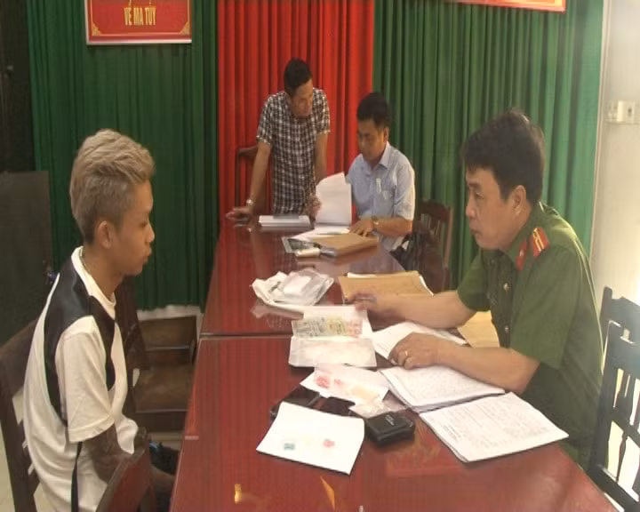 thua thien hue bat giu 2 doi tuong cung cap ma tuy cho dan choi tai quan bar karaoke hinh 3
