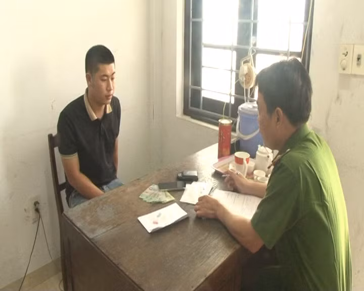 thua thien hue bat giu 2 doi tuong cung cap ma tuy cho dan choi tai quan bar karaoke hinh 1