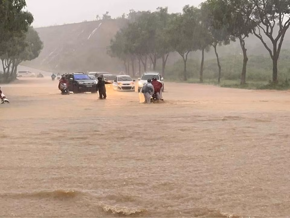 mua lon bat ngo lam nhieu duong pho o lao cai ngap trong bien nuoc hinh 1
