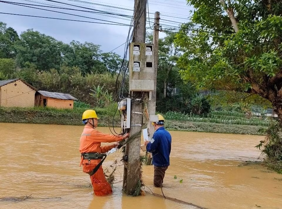 no luc khac phuc su co luoi dien do mua giong lu lut tai cac tinh mien nui phia bac hinh 4