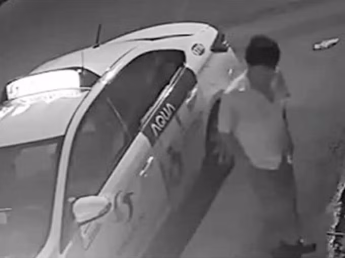 Tài xế Vinasun ra khỏi xe nhìn nạn nhân vụ tai nạn trước khi lên xe bỏ chạy. Ảnh cắt từ video clip.