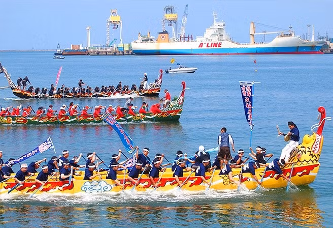 Những chiếc thuyền rực rỡ sắc màu trong lễ hội Hari. Nguồn: okinawatravelinfo.com
