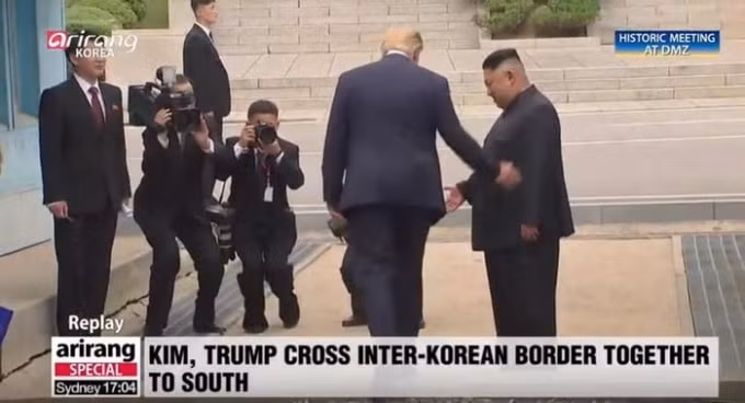 Tổng thống Trump đã vượt qua ranh giới phân cách Bắc và Nam Triều Tiên theo lời mời của nhà lãnh đạo Triều Tiên Kim Jong-un. Nguồn: CNN