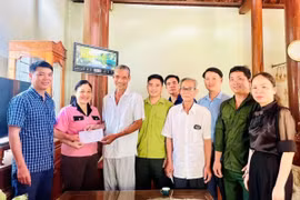 Ông lão dũng cảm bơi thuyền ra sông Lam cứu 3 học sinh đuối nước ở Nghệ An