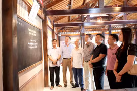 Hội Nhà báo tỉnh Hà Giang thăm khu di tích lịch sử Quốc gia Trường dạy làm báo Huỳnh Thúc Kháng