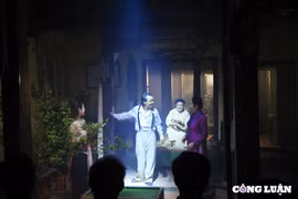 Du khách trải nghiệm show thực cảnh 'Chuyện phố hàng' ở phố cổ Hà Nội