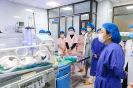Gia Lai: Cứu sống bé trai người Campuchia sinh non bị nhiễm trùng huyết, viêm ruột hoại tử
