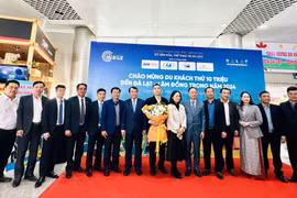 Vietnam Airlines phối hợp với tỉnh Lâm Đồng chào đón du khách thứ 10 triệu