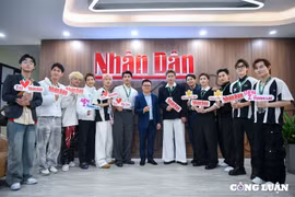 Các nghệ sĩ chương trình “Anh trai say hi” thăm Báo Nhân Dân