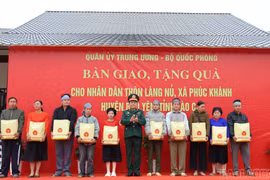 Bộ Quốc phòng bàn giao nhà mới xây và tặng quà cho bà con Làng Nủ (Lào Cai)