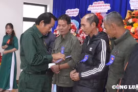 Phó Chủ tịch Trung ương hội Cựu thanh niên xung phong Việt Nam Thân Đức Nam tặng quà cho các cựu chiến binh và gia đình chính sách