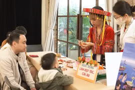 Trẻ thích thú trải nghiệm trò chơi Tết văn hóa truyền thống