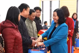 Trưởng Ban Dân vận Trung ương tặng quà người nghèo, công nhân khó khăn tại tỉnh Hà Nam