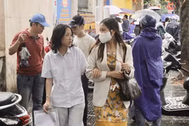 Nhiều thí sinh và phụ huynh áp lực sau buổi thi môn Toán của kỳ thi lớp 10 công lập Hà Nội