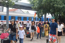 Gần 300 du khách đến Quảng Bình bằng chuyến tàu hoả charter