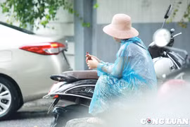 Lo lắng điểm môn Toán không như mong đợi, phụ huynh thấp thỏm ngồi chờ con dưới cơn mưa