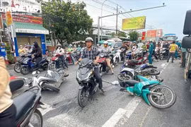 2 nạn nhân tử vong trong vụ xe ô tô khách tông hàng loạt xe máy ở Long An