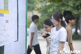 Hình ảnh thí sinh đi làm thủ tục dự thi lên lớp 10 ở Hà Nội