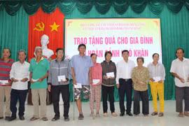 Các cơ quan báo chí tặng quà cho gia đình có hoàn cảnh khó khăn tỉnh Long An