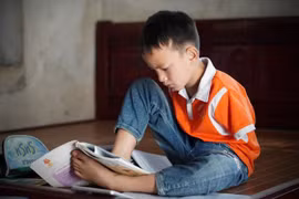 Nghị lực phi thường của cậu bé cụt hai tay, viết chữ bằng chân