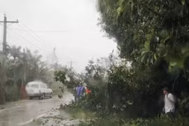 Video bão Yinxing tấn công Philippines khiến làng mạc ngập lụt, sân bay hư hại