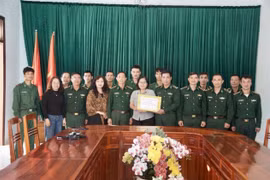 Hội Nhà báo tỉnh Kon Tum tặng ấn phẩm báo Xuân Giáp Thìn 2024 cho các đồn biên phòng