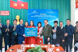 Câu lạc bộ Tổng Biên tập các cơ quan báo chí tại TP Hồ Chí Minh trao tặng máy tính cho trường học