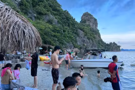 Yêu cầu xử lý tour du lịch 'chui' trên vịnh Bái Tử Long