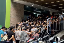 Vàng miếng SJC được ngân hàng định danh, rủi ro nếu mua qua "cò", thuê xếp hàng