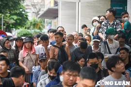 Hà Nội: Người dân mang đồ ăn, nước uống xếp hàng mua vàng bất chấp cảnh báo rủi ro