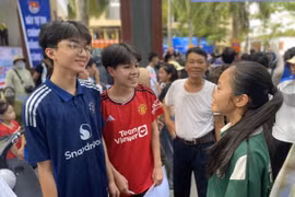 Thí sinh vui vẻ rời khỏi phòng thi môn Tiếng Anh
