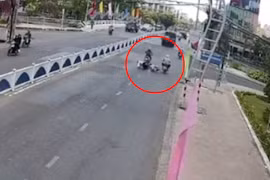 Người đàn ông nghi “ngáo đá” đạp đổ xe nhiều phụ nữ đang đi trên đường