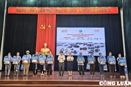 “Cùng ngư dân thắp sáng đèn trên biển” đến với ngư dân Thanh Hóa