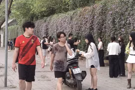 Giới trẻ rủ nhau check-in bức tường hoa tím đang hot tại Hà Nội