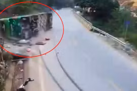 Yên Bái: Xe khách lật ngang khiến một người chết, nhiều người bị thương