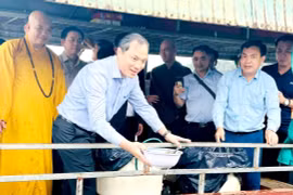 Thả cá giống tái tạo nguồn lợi thủy sản tại hồ Kẻ Gỗ