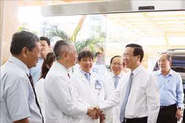 Tiếp tục quan tâm, nâng cao đời sống của các y, bác sỹ, nhân viên y tế