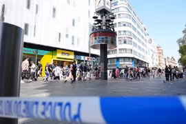 Nhân viên bảo vệ tước vũ khí kẻ tấn công bé gái và phụ nữ ở London