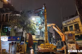 Hà Nội: Tháo dỡ ngôi nhà 3 tầng trên phố cổ bị nghiêng