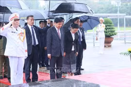 Tổng Bí thư, Chủ tịch nước Lào Thongloun Sisoulith vào Lăng viếng Chủ tịch Hồ Chí Minh