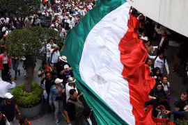Người biểu tình xông vào Thượng viện Mexico, phiên họp cải cách tư pháp phải tạm dừng