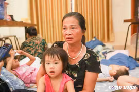 Mẹ xuống Hà Nội chơi với con cháu thì 'mắc kẹt' do mưa bão, cả gia đình phải di chuyển đến nhà văn hóa tránh lũ